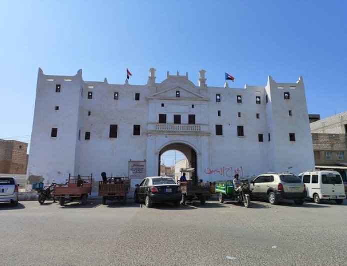 الأجهزة الأمنية بالشحر تضبط ثلاثة متهمين بإطلاق النار في أحد الأعراس