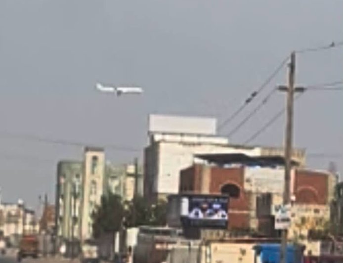 شاهد لحظة هبوط طائرة إيرانية في مطار الحديدة