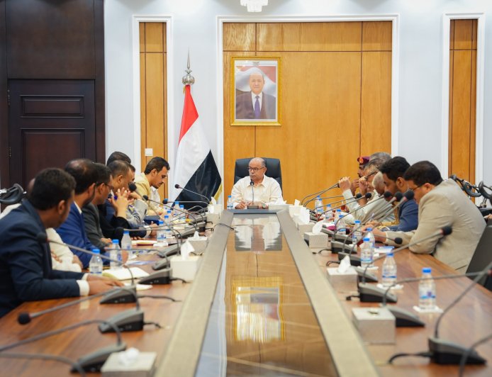الخنبشي يترأس اجتماعاً موسعاً ويؤكد رفع الجاهزية لمواجهة التهديدات ودعم جهود استعادة الدولة
