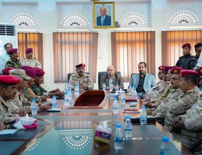 الخنبشي يعقد لقاءً موسعاً بقيادة المنطقة العسكرية الثانية ويؤكد أهمية وحدة القرار العسكري