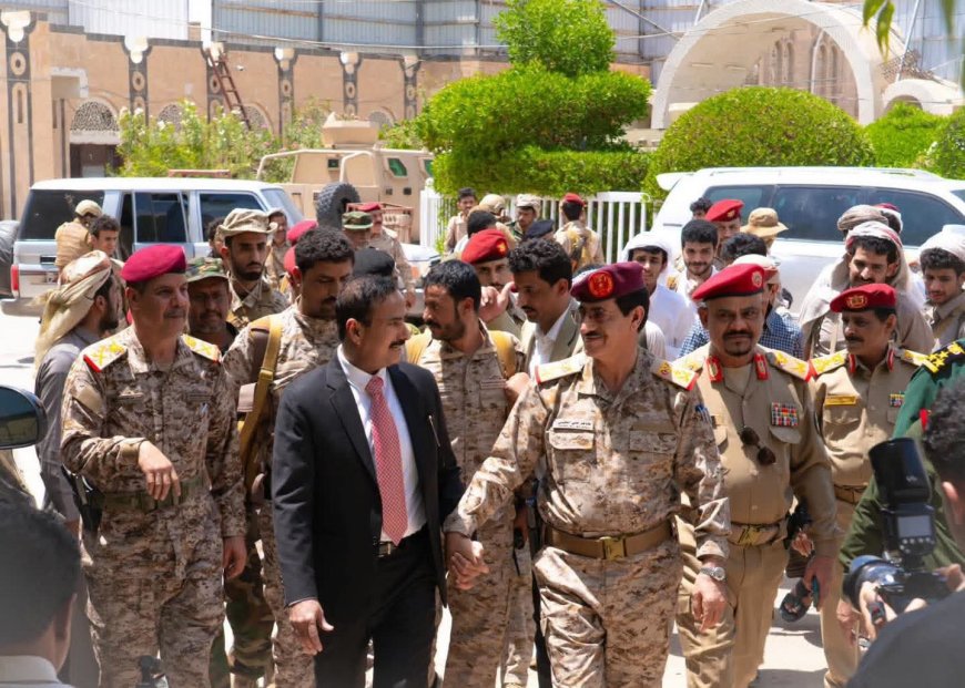 وزير الدفاع يتفقد محور عتق ويشيد بالتكامل بين التشكيلات العسكرية في شبوة