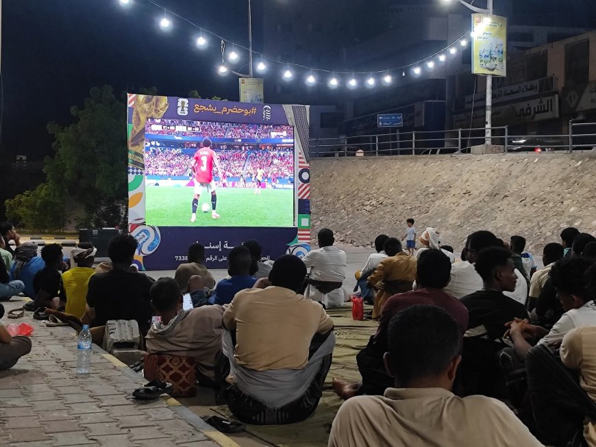 شاشات عامة تنقل مباريات كأس العالم في موقعين بمدينة المكلا