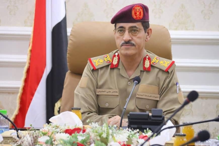 وزير الدفاع : سنتعامل مع الطيران المعادي المنتهك للأجواء اليمنية بجميع الوسائل المتاحة