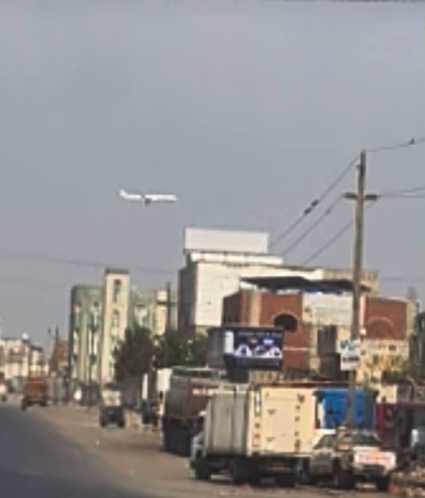 شاهد لحظة هبوط طائرة إيرانية في مطار الحديدة