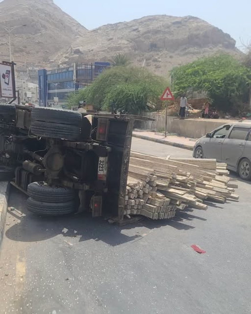 تناثر الأخشاب على الطريق إثر انقلاب قلاب مقابل المحكمة في المكلا