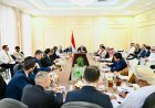 خلال اجتماعه بسفراء الدول الراعية.. العليمي: لا تساووا بين الدولة والحـ.ـوثيين