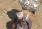 صورة تتصدر مواقع التواصل.. رجل مسن يجوب القرى بحثًا عن لقمة العيش