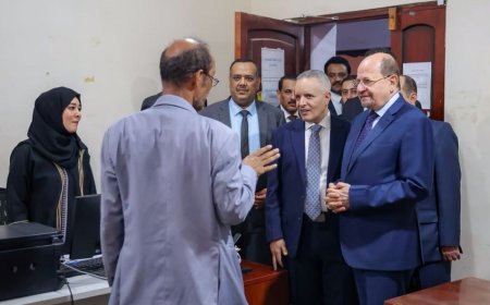 الزنداني يوجه بإعداد سياسة اجتماعية وطنية متكاملة خلال زيارته لوزارة الشؤون الاجتماعية