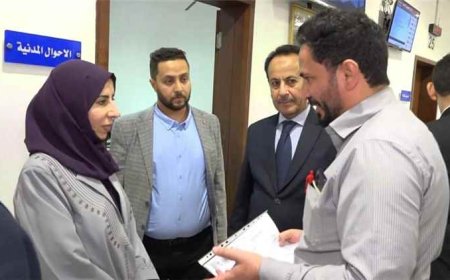 وزيرة الخارجية تتفقد سفارة بلادنا في الرياض وتوجه بتحسين الخدمات للمغتربين اليمنيين