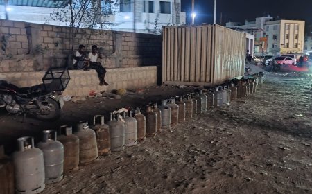 طوابير الغاز تعود للظهور في حي المساكن بالمكلا