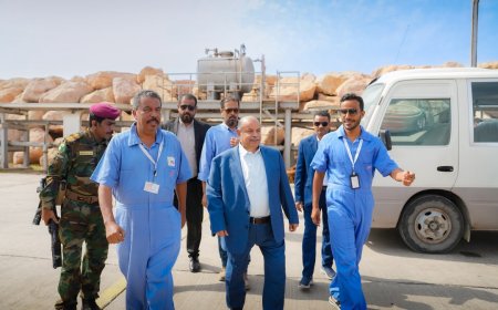 الخنبشي يتفقد ميناء الضبة النفطي ويؤكد أهمية تعزيز حماية المنشآت الحيوية