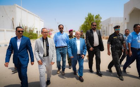الخنبشي يوجه برفع الجاهزية وتعزيز الحماية في مطار الريان وميناء المكلا