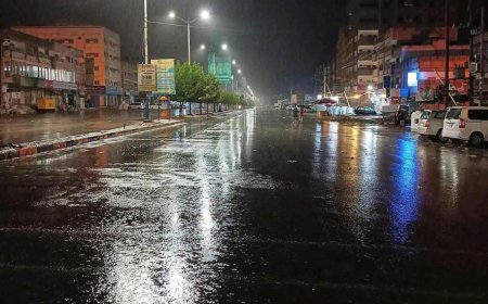 أمطار متفرقة تهطل على عدد من أحياء المكلا
