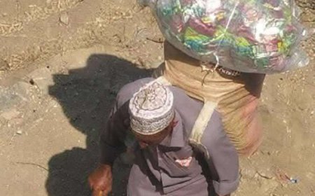 صورة تتصدر مواقع التواصل.. رجل مسن يجوب القرى بحثًا عن لقمة العيش