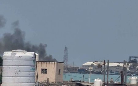 بعد القصف الحوثي.. مدير ميناء المخا يكشف أرقاماً صادمة عن حجم الخسائر