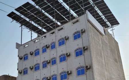 عدن بين الأمس واليوم.. الألواح الشمسية تزاحم الطيرمانة على أسطح المباني
