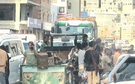 احتجاجاً على أزمة الغاز.. محتجون يقطعون عدداً من الطرق في المكلا
