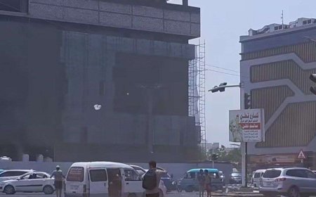 رياح نشطة تجتاح عدن.. تحذيرات من اللوحات والهياكل غير المثبتة