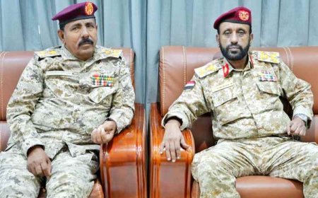 قائد المنطقة العسكرية الثانية يبحث مع قائد محور الغيضة رفع الجاهزية القتالية