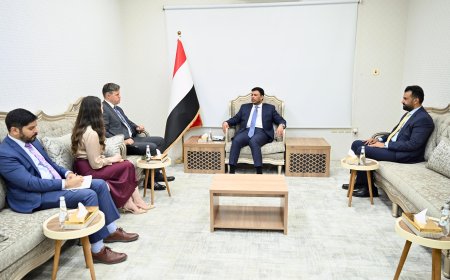 العليمي يضع واشنطن أمام مسؤولية واضحة ويطالب بحماية الموانئ والمطارات اليمنية