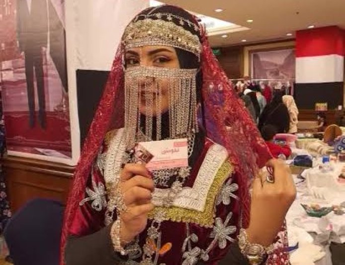 الزي البدوي الحضرمي يعود بقوة.. التراث يزاحم الموضة في أسواق حضرموت