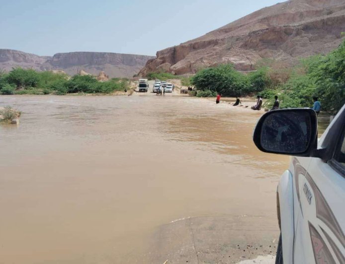 سيول وادي زبون تقطع الطريق الرابط بين سيئون وساه والمكلا