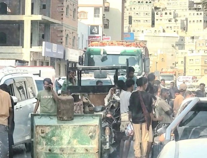 احتجاجاً على أزمة الغاز.. محتجون يقطعون عدداً من الطرق في المكلا