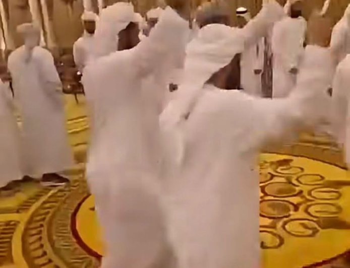 بعد ثمانية أشهر من الغياب.. صحفي ينتقد ظهور قيادات بالانتقالي المنحل وهي ترقص