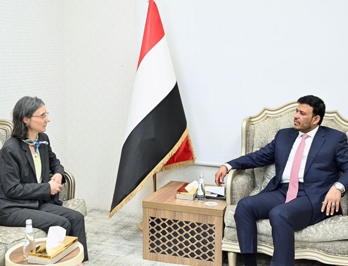 خلال لقائه السفيرة الفرنسية.. العليمي يدعو لتحرك دولي أكثر حزماً لمواجهة تهديدات الحوثيين