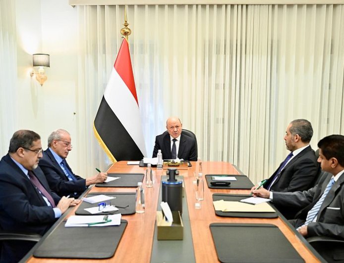 قرارات حازمة من العليمي بشأن المنافذ والموانئ.. إغلاق ومحاسبة وتغييرات مرتقبة