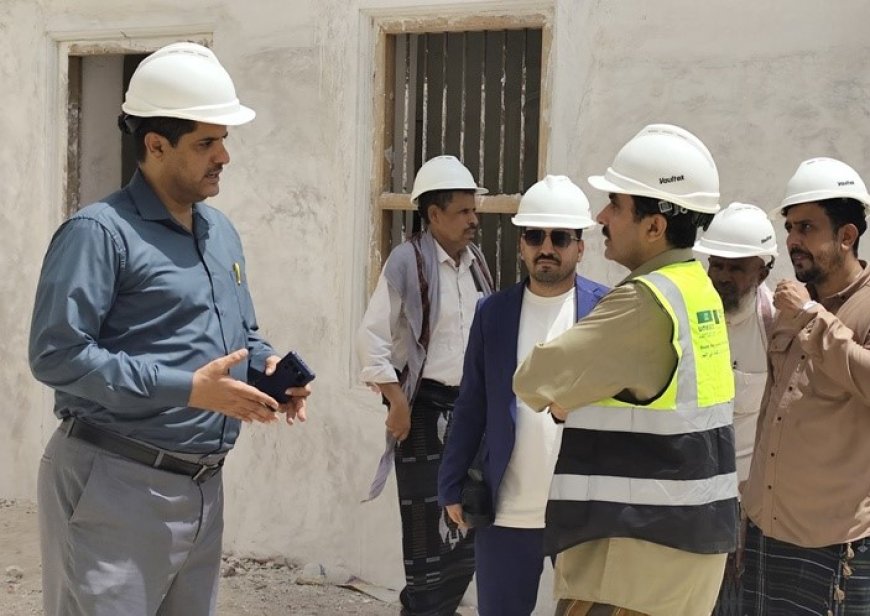 الكثيري يطلع على سير العمل في مشروع إعادة تأهيل قصر السلطان القعيطي