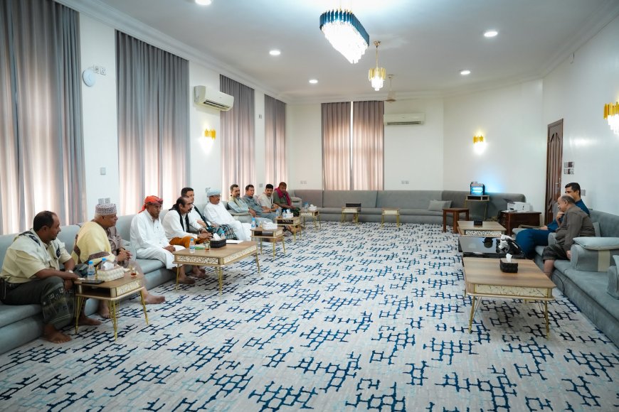 خلال لقائه مجلس آل كثير.. الخنبشي يدعو لتعزيز الاصطفاف الوطني والمجتمعي