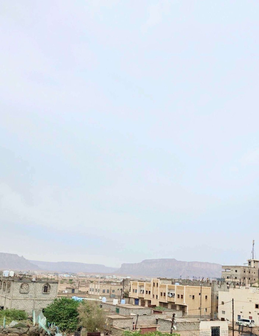 أمطار خفيفة تهطل على مدينة عتق بمحافظة شبوة
