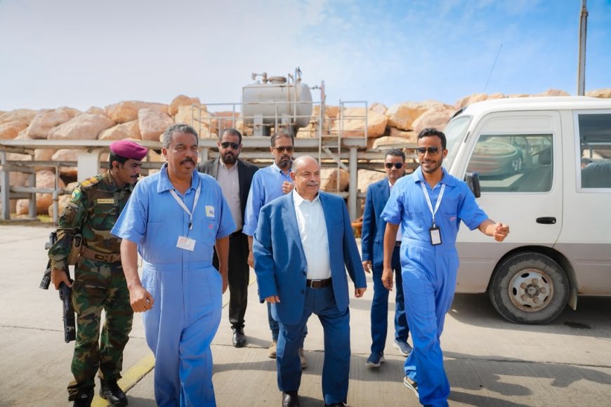 الخنبشي يتفقد ميناء الضبة النفطي ويؤكد أهمية تعزيز حماية المنشآت الحيوية
