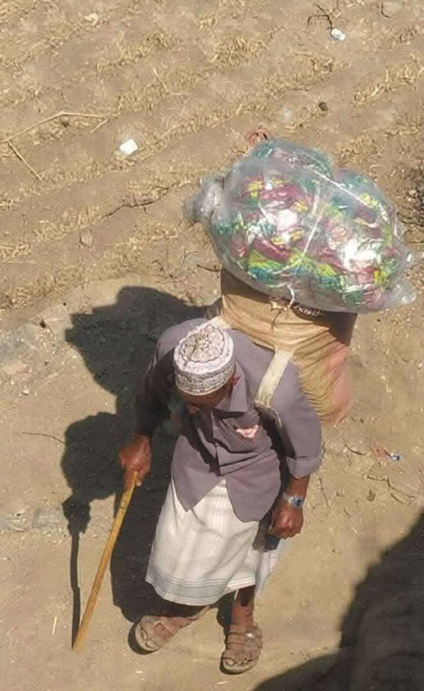 صورة تتصدر مواقع التواصل.. رجل مسن يجوب القرى بحثًا عن لقمة العيش