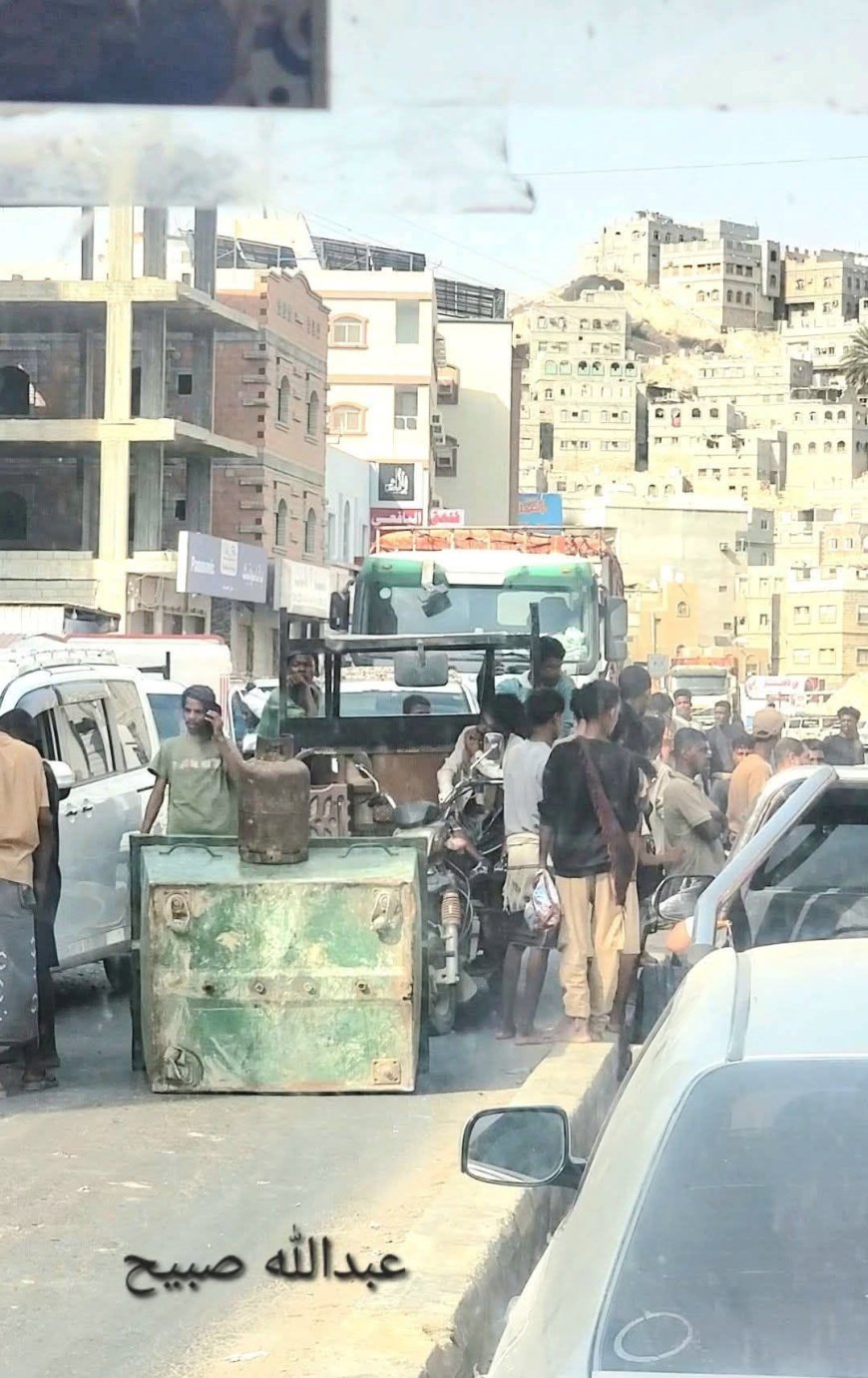 احتجاجاً على أزمة الغاز.. محتجون يقطعون عدداً من الطرق في المكلا