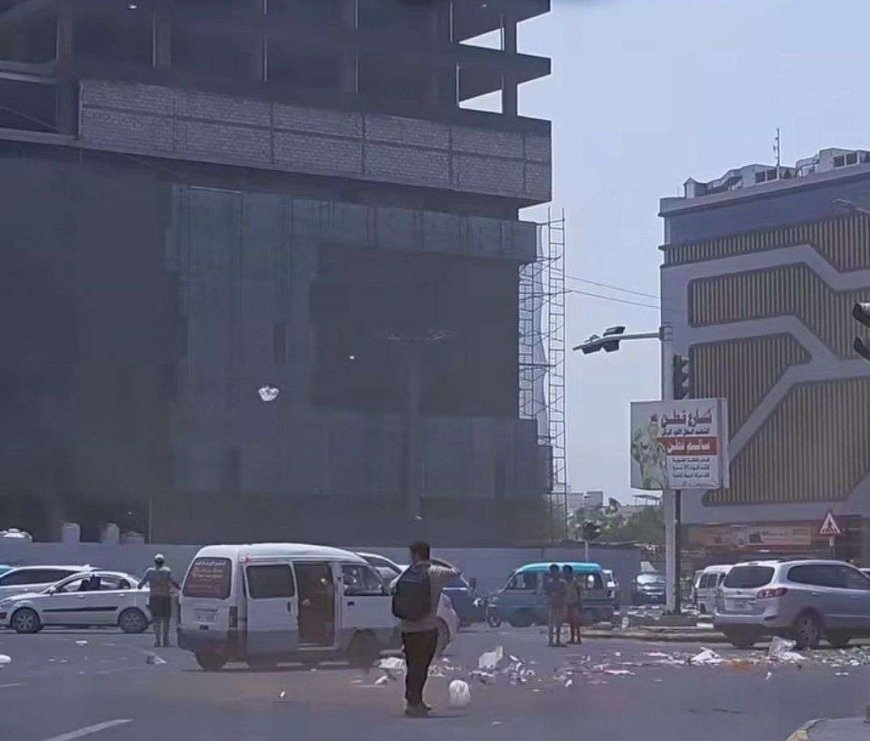 رياح نشطة تجتاح عدن.. تحذيرات من اللوحات والهياكل غير المثبتة