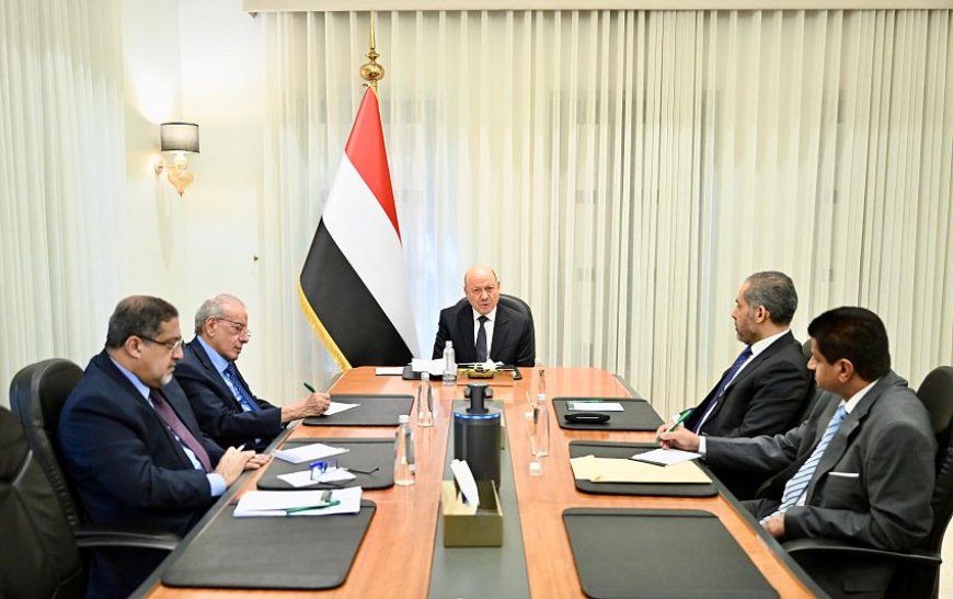 قرارات حازمة من العليمي بشأن المنافذ والموانئ.. إغلاق ومحاسبة وتغييرات مرتقبة