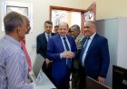 رئيس الوزراء يوجه باستيعاب النازحين ويطالب بثورة في التعليم