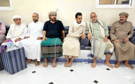 الجهوري وباعلوي يقدمان واجب العزاء للوكيل حسن الجيلاني بوفاة نجله