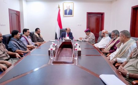 رئيس الوزراء من عدن: الحكومة تدير تداعيات التصعيد ودعم الجبهات في مقدمة الأولويات