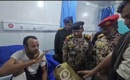 طارق صالح يوجّه بمضاعفة رعاية جرحى معارك الساحل ونقل الحالات للعلاج خارج اليمن