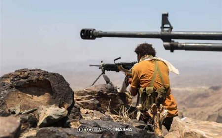 هجوم حـ.ـوثي عنيف على جبهة الأغبَرَة والقبائل تتصدى له