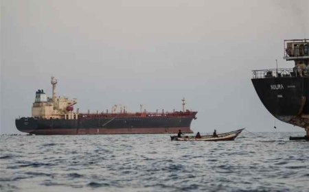 زورق يلاحق ناقلة نفط شرق عدن في المياه الدولية