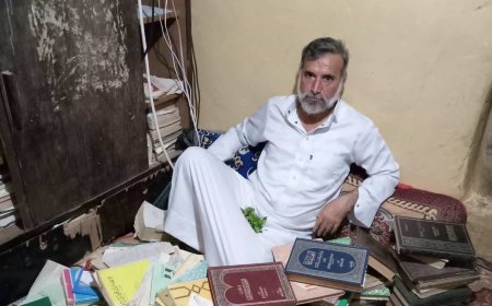 من أجل دراسة ابنه.. الظروف الاقتصادية تدفع لطف الشرفي لبيع مكتبته