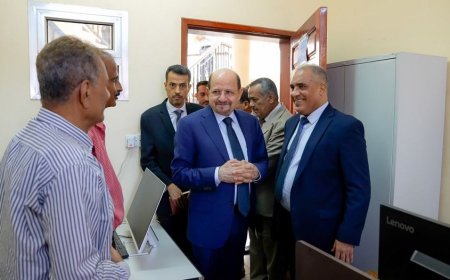 رئيس الوزراء يوجه باستيعاب النازحين ويطالب بثورة في التعليم