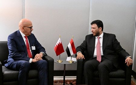 العليمي يبحث مع وزير الخارجية البحريني العلاقات الثنائية والتطورات الإقليمية