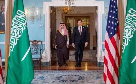 السعودية وأمريكا تؤكدان أهمية أمن الملاحة في هرمز وباب المندب