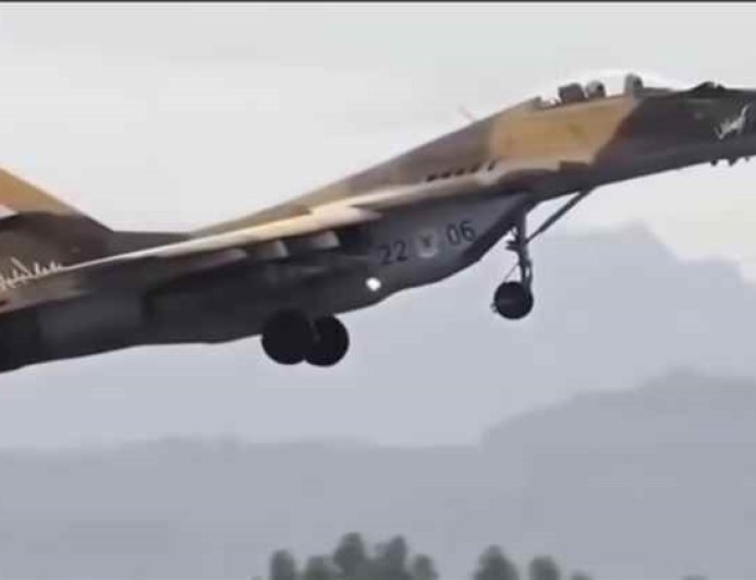 الطيران الحربي يشن غارات جوية على مواقع للحـ.ـوثيين غربي تعز
