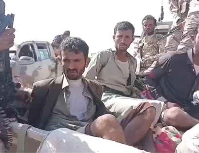 أسرى حـ.ـوثيون في قبضة القوات الحكومية عقب انهيار مواقع المليشيا بالجوف
